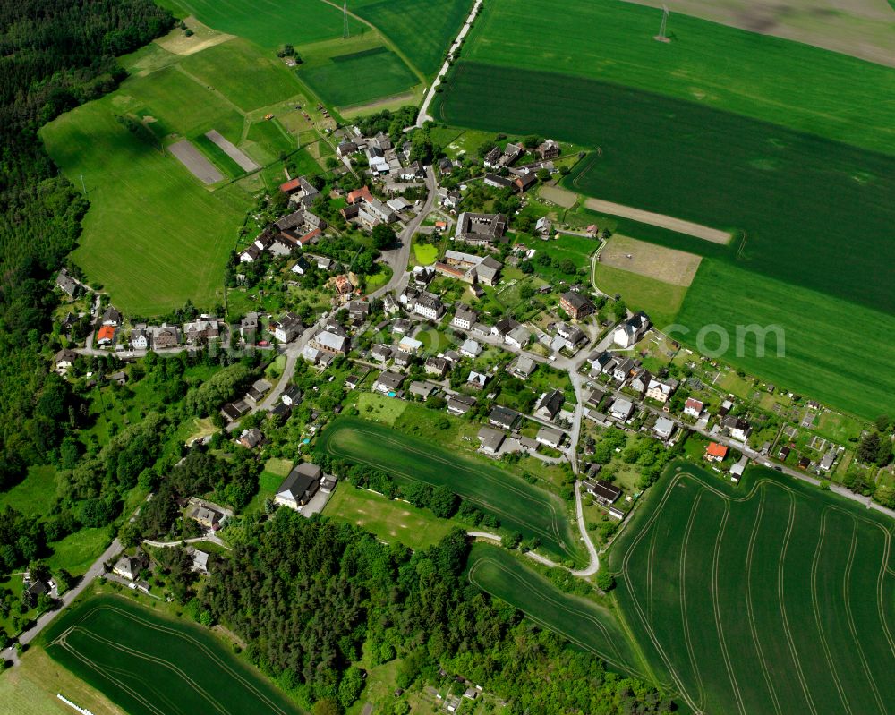 Aerial photograph Kurtschau - Agricultural land and field boundaries surround the settlement area of the village in Kurtschau in the state Thuringia, Germany