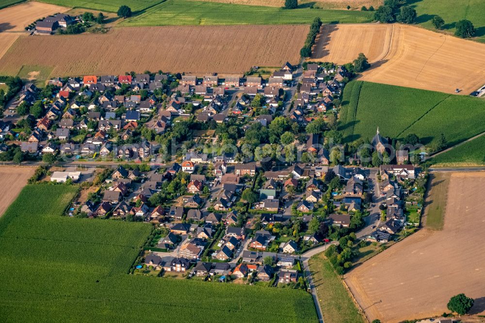 Aerial photograph Labbeck - Agricultural land and field boundaries surround the settlement area of the village in Labbeck in the state North Rhine-Westphalia, Germany