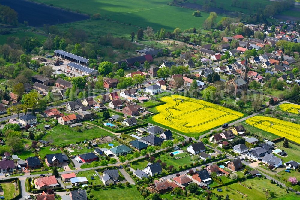 Aerial photograph Langen - Agricultural land and field boundaries surround the settlement area of the village in Langen in the state Brandenburg, Germany