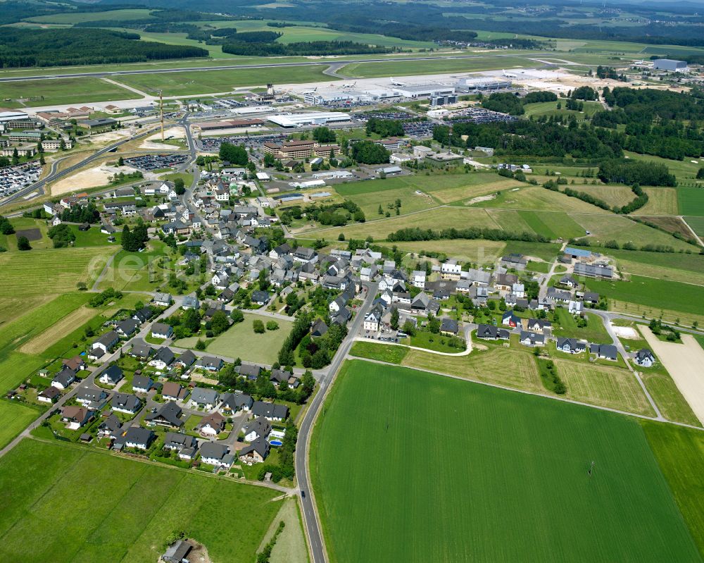 Lautzenhausen from above - Agricultural land and field boundaries surround the settlement area of the village in Lautzenhausen in the state Rhineland-Palatinate, Germany