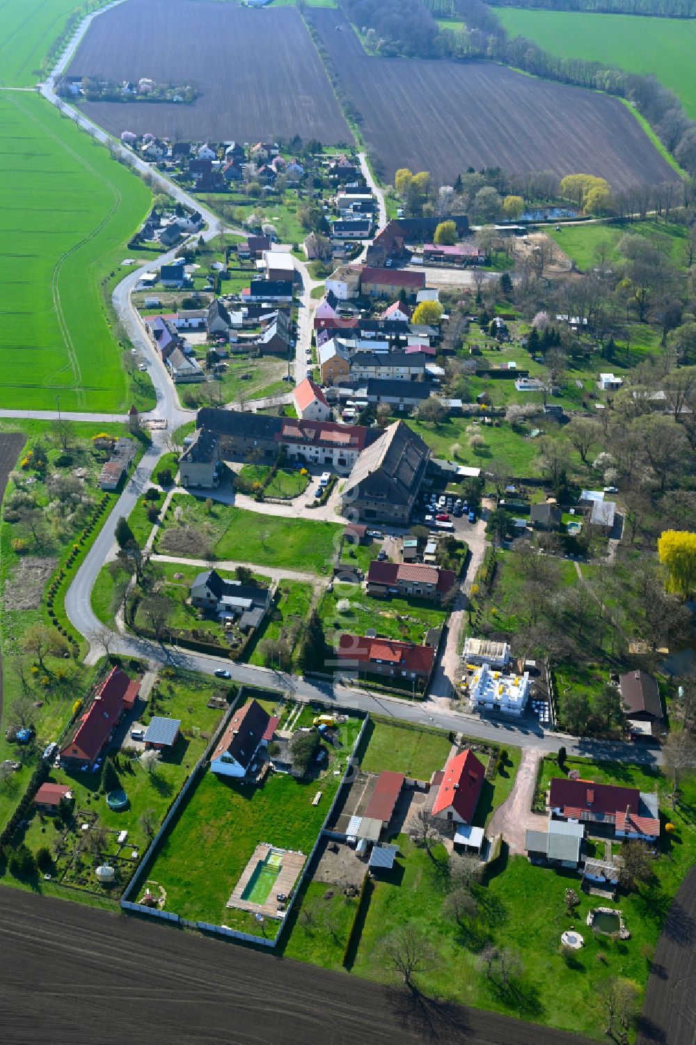 Aerial photograph Löbersdorf - Agricultural land and field boundaries surround the settlement area of the village in Löbersdorf in the state Saxony-Anhalt, Germany