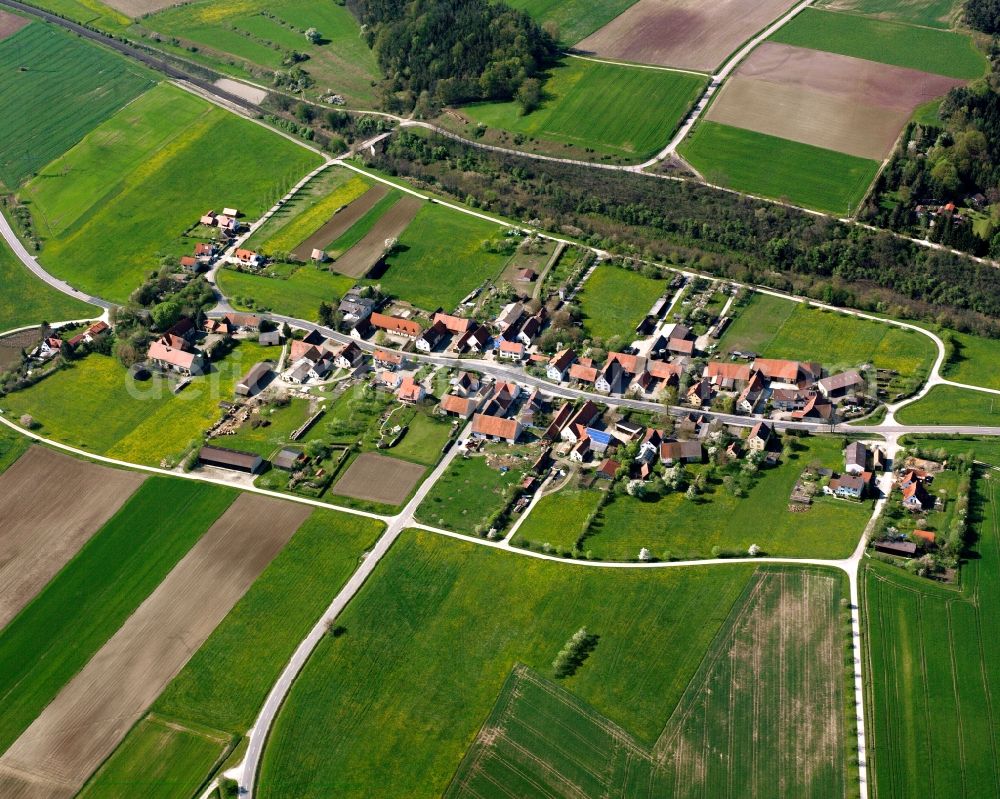 Aerial photograph Lengenfeld - Agricultural land and field boundaries surround the settlement area of the village in Lengenfeld in the state Bavaria, Germany