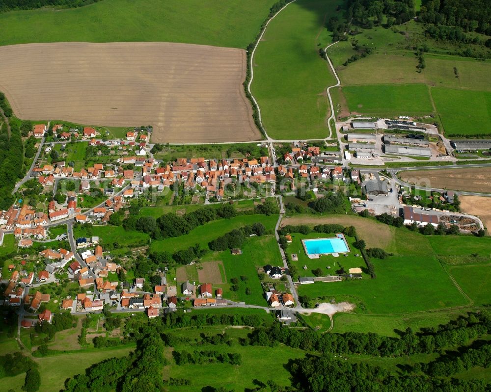 Aerial photograph Lengenfeld unterm Stein - Agricultural land and field boundaries surround the settlement area of the village in Lengenfeld unterm Stein in the state Thuringia, Germany