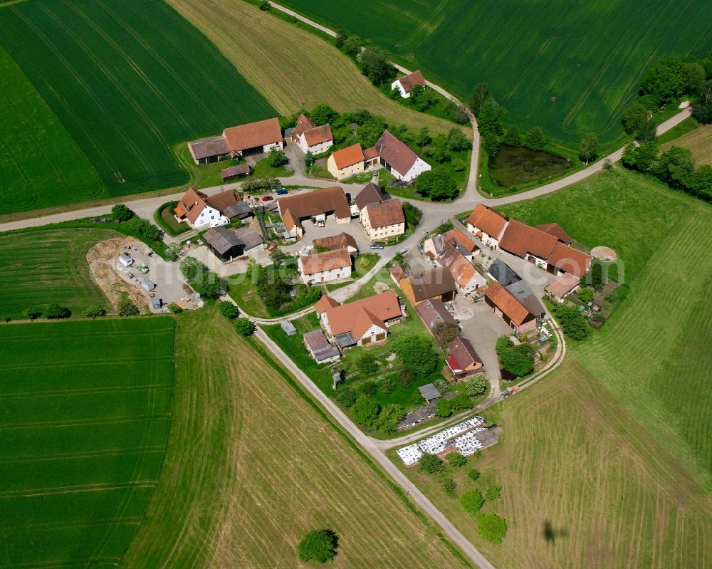 Aerial photograph Leutershausen - Agricultural land and field boundaries surround the settlement area of the village in Leutershausen in the state Bavaria, Germany