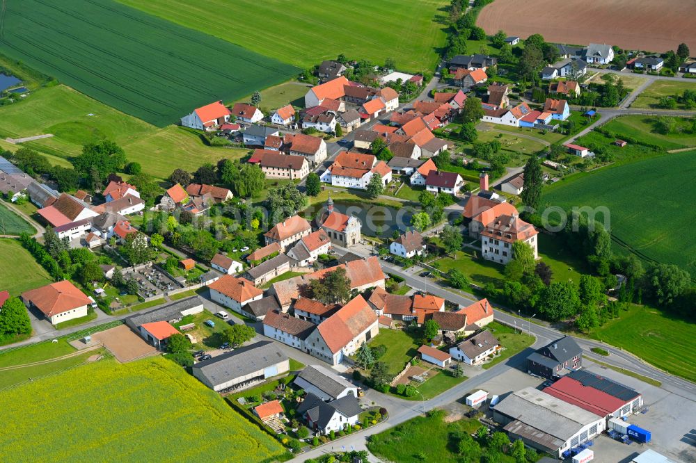 Aerial image Leuzendorf i.UFr. - Agricultural land and field boundaries surround the settlement area of the village in Leuzendorf i.UFr. in the state Bavaria, Germany