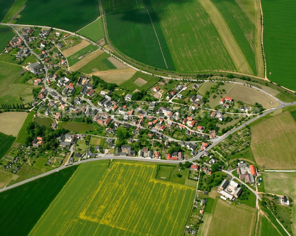 Linda from the bird's eye view: Agricultural land and field boundaries surround the settlement area of the village in Linda in the state Thuringia, Germany