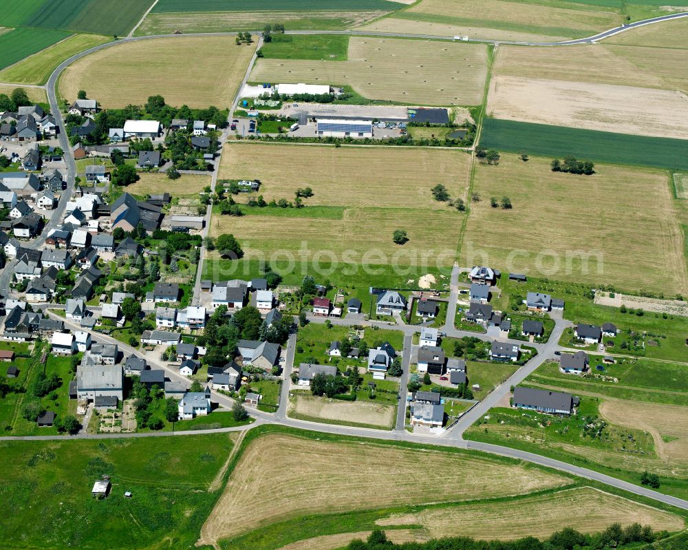 Aerial photograph Lindenschied - Agricultural land and field boundaries surround the settlement area of the village in Lindenschied in the state Rhineland-Palatinate, Germany