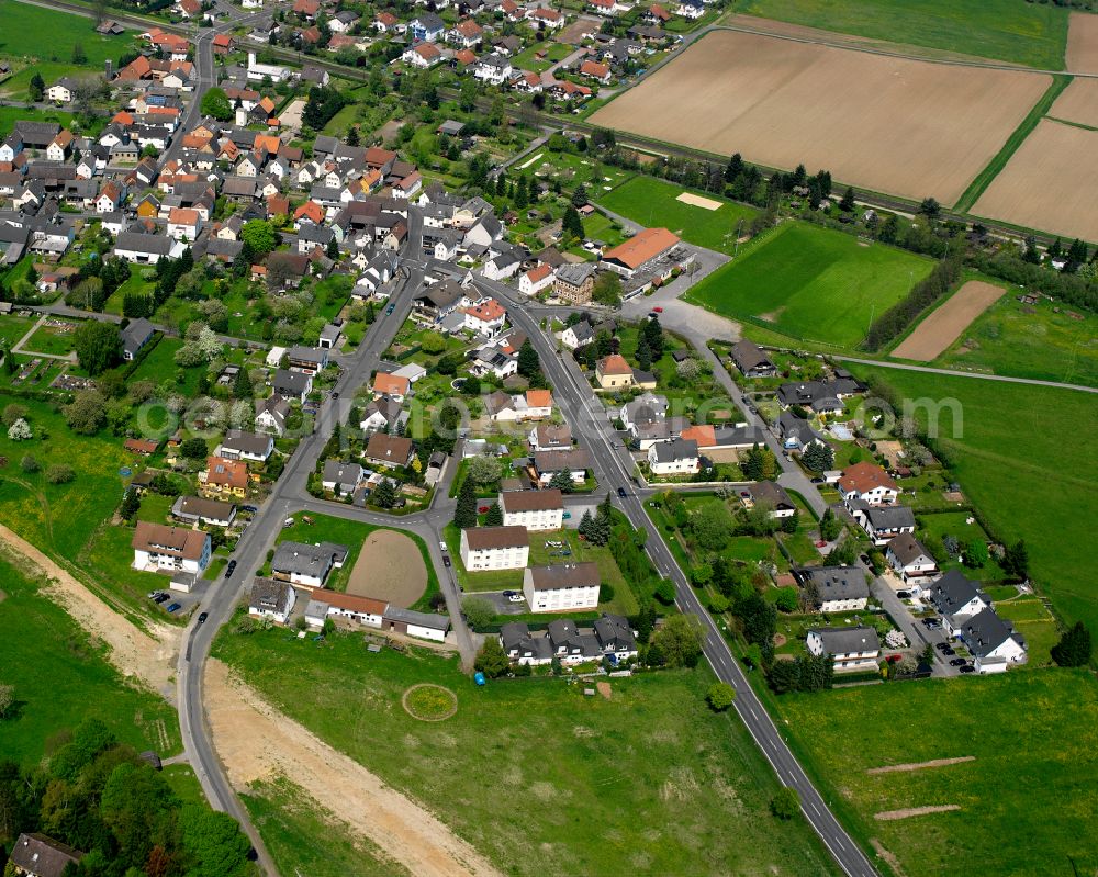 Aerial image Lindenstruth - Agricultural land and field boundaries surround the settlement area of the village in Lindenstruth in the state Hesse, Germany