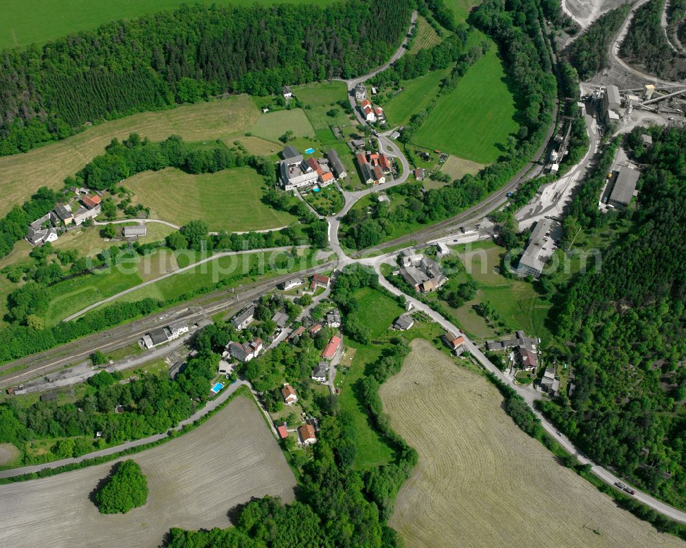 Aerial image Loitsch - Agricultural land and field boundaries surround the settlement area of the village in Loitsch in the state Thuringia, Germany