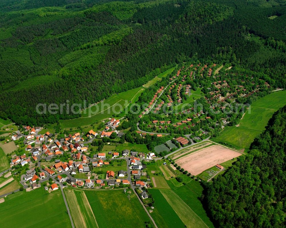 Aerial image Machtlos - Agricultural land and field boundaries surround the settlement area of the village in Machtlos in the state Hesse, Germany