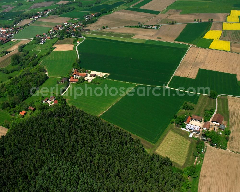 Aerial photograph Mainberg - Agricultural land and field boundaries surround the settlement area of the village in Mainberg in the state Bavaria, Germany