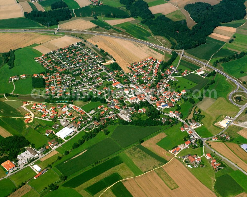 Aerial photograph Malgersdorf - Agricultural land and field boundaries surround the settlement area of the village in Malgersdorf in the state Bavaria, Germany