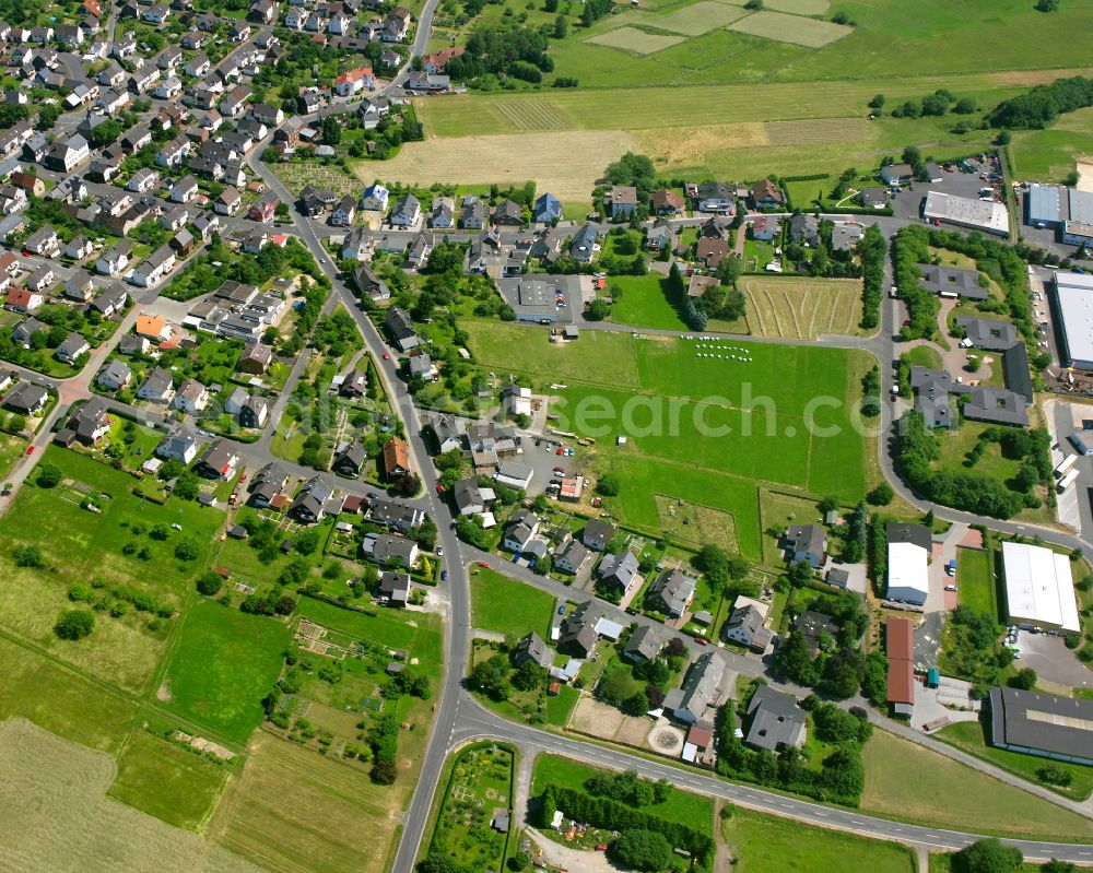 Aerial photograph Manderbach - Agricultural land and field boundaries surround the settlement area of the village in Manderbach in the state Hesse, Germany