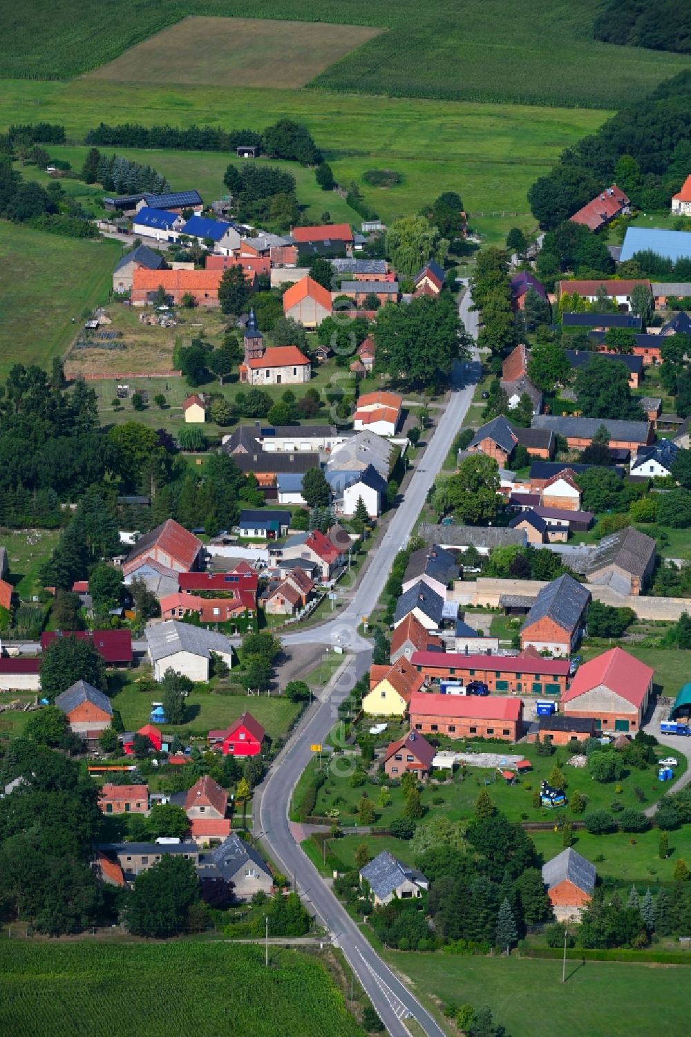 Aerial photograph Mankmuß - Agricultural land and field boundaries surround the settlement area of the village in Mankmuss in the state Brandenburg, Germany