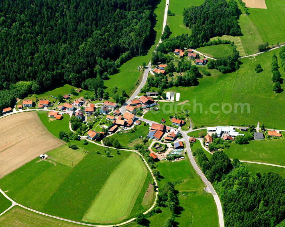 Aerial photograph Maresberg - Agricultural land and field boundaries surround the settlement area of the village in Maresberg in the state Bavaria, Germany