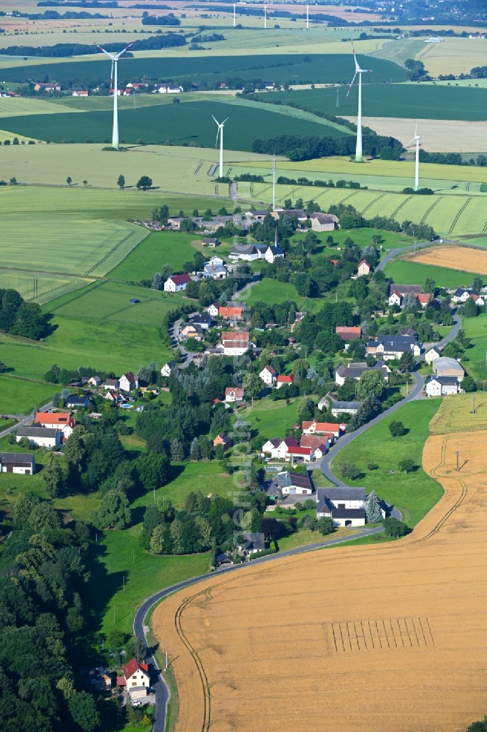 Markersdorf from the bird's eye view: Agricultural land and field boundaries surround the settlement area of the village in Markersdorf in the state Saxony, Germany