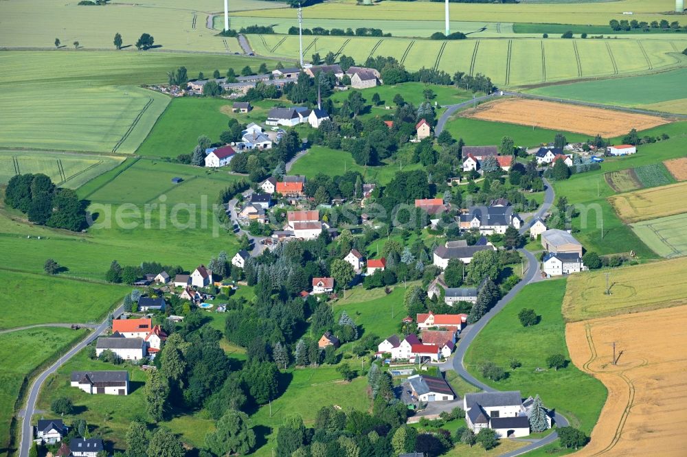 Aerial photograph Markersdorf - Agricultural land and field boundaries surround the settlement area of the village in Markersdorf in the state Saxony, Germany