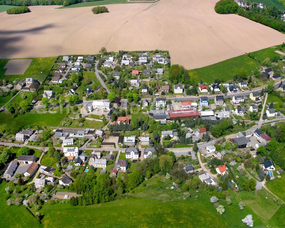 Markersdorf from the bird's eye view: Agricultural land and field boundaries surround the settlement area of the village in Markersdorf in the state Saxony, Germany