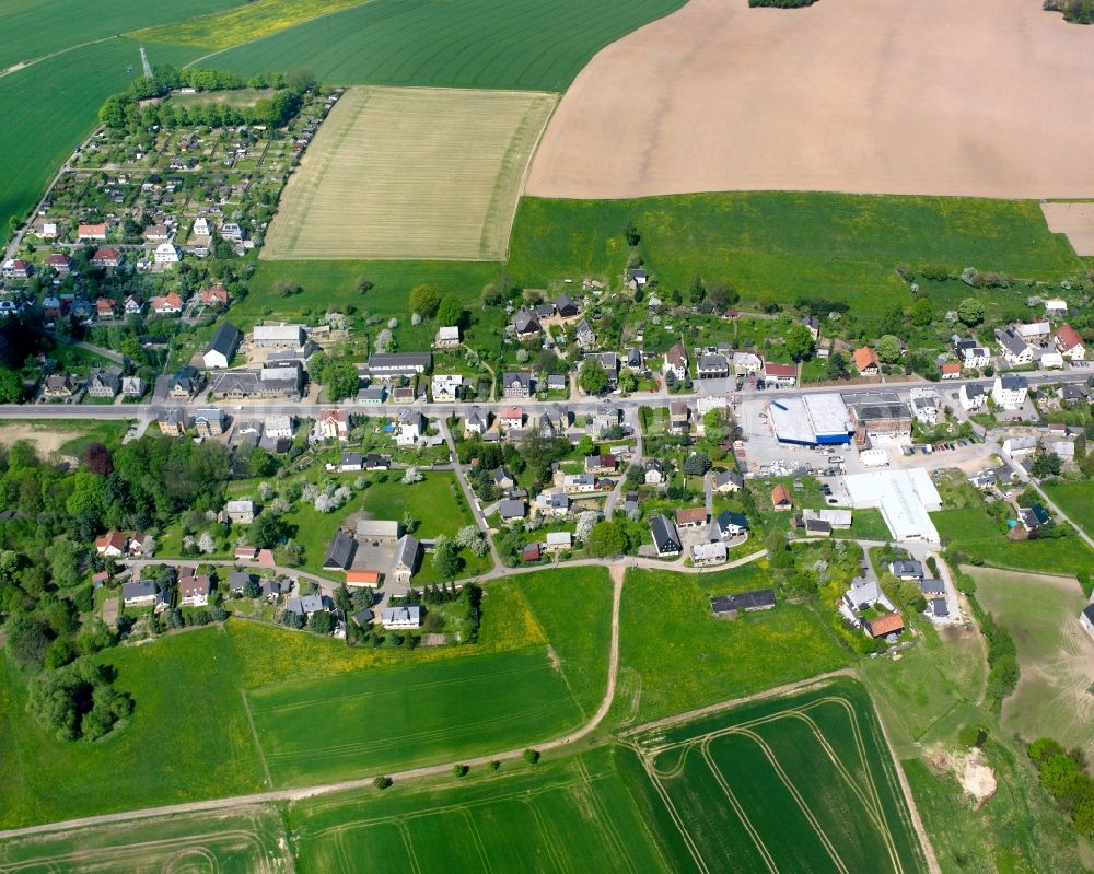 Aerial photograph Markersdorf - Agricultural land and field boundaries surround the settlement area of the village in Markersdorf in the state Saxony, Germany