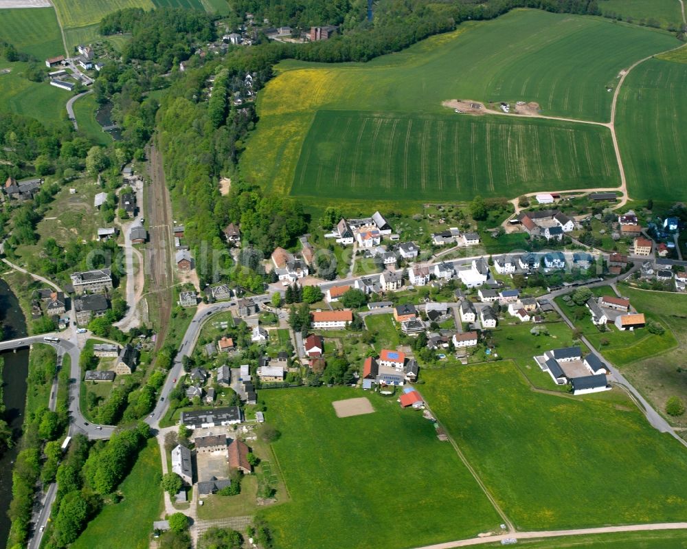 Markersdorf from the bird's eye view: Agricultural land and field boundaries surround the settlement area of the village in Markersdorf in the state Saxony, Germany