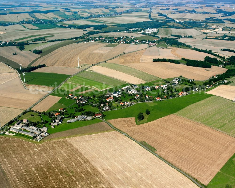 Aerial photograph Markersdorf - Agricultural land and field boundaries surround the settlement area of the village in Markersdorf in the state Saxony, Germany