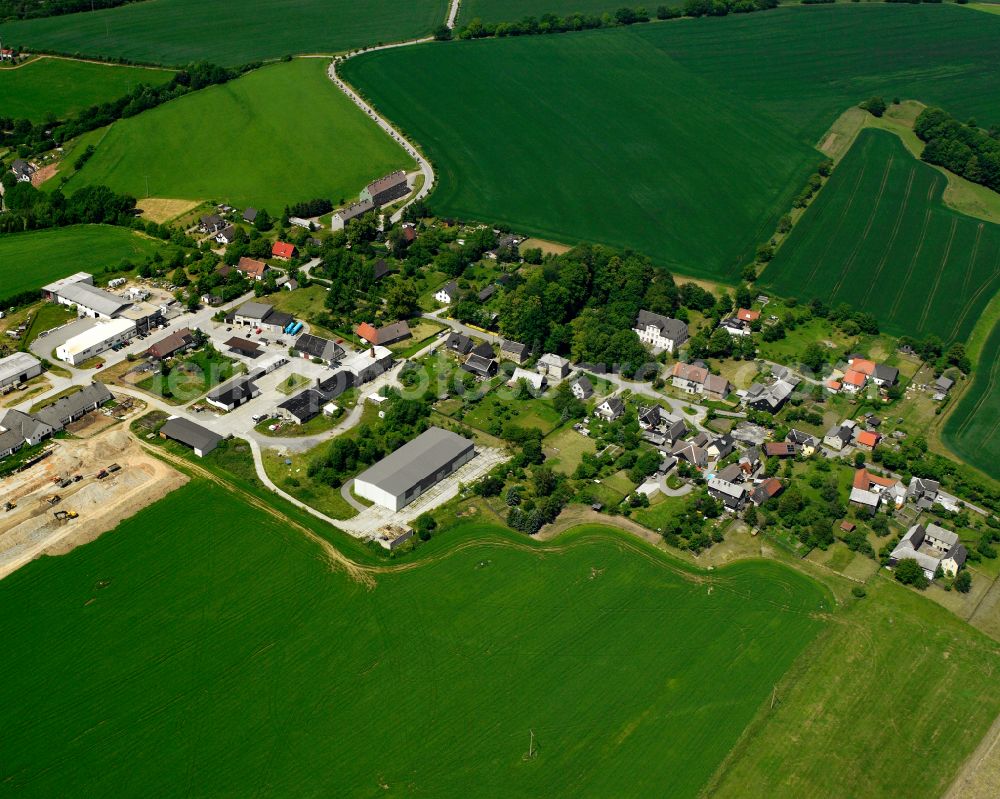 Aerial photograph Markersdorf - Agricultural land and field boundaries surround the settlement area of the village in Markersdorf in the state Thuringia, Germany