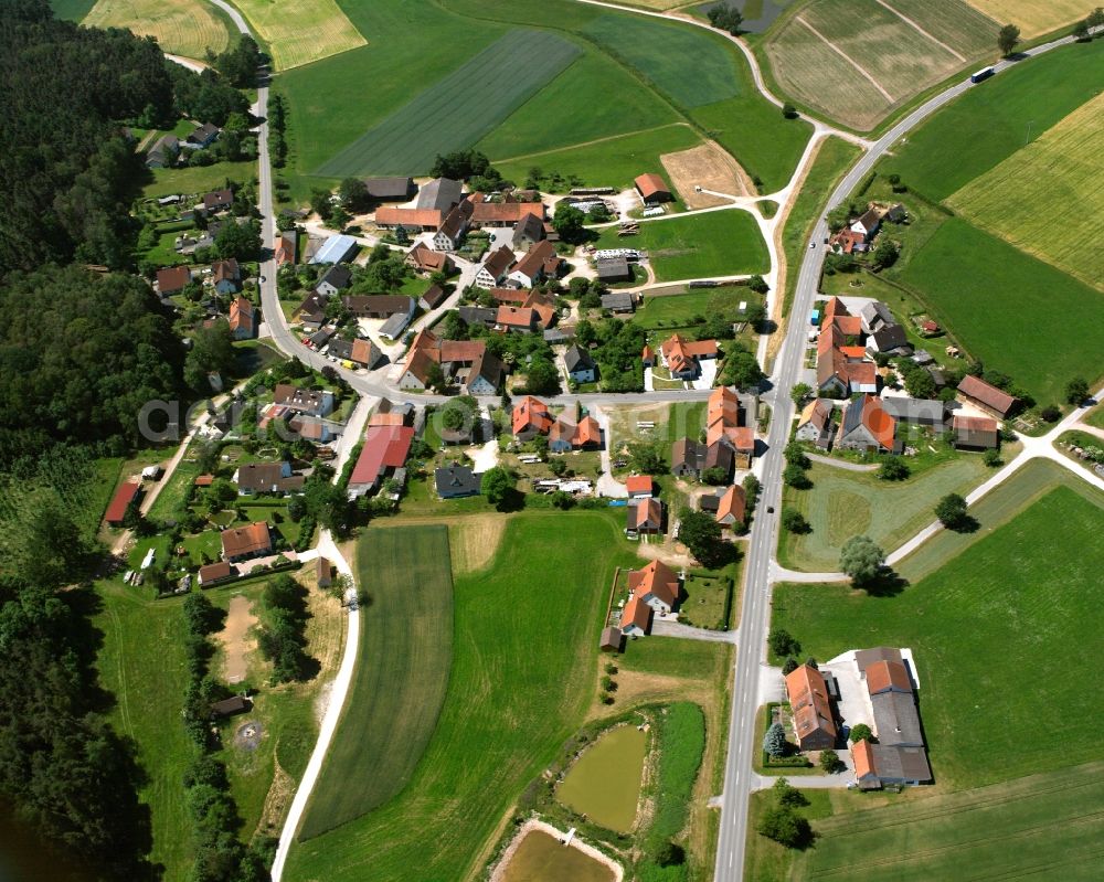 Aerial photograph Matzmannsdorf - Agricultural land and field boundaries surround the settlement area of the village in Matzmannsdorf in the state Bavaria, Germany