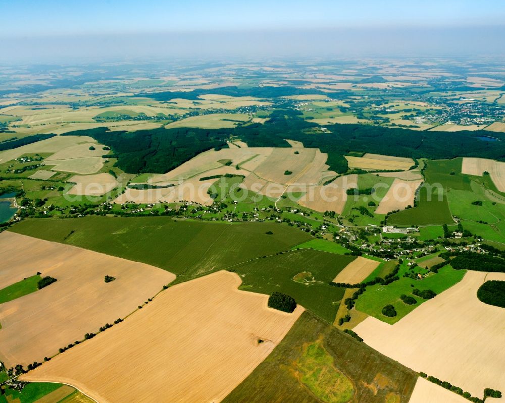 Aerial photograph Müdisdorf - Agricultural land and field boundaries surround the settlement area of the village in Müdisdorf in the state Saxony, Germany