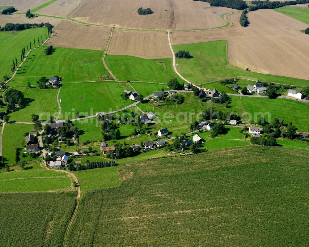 Aerial photograph Müdisdorf - Agricultural land and field boundaries surround the settlement area of the village in Müdisdorf in the state Saxony, Germany