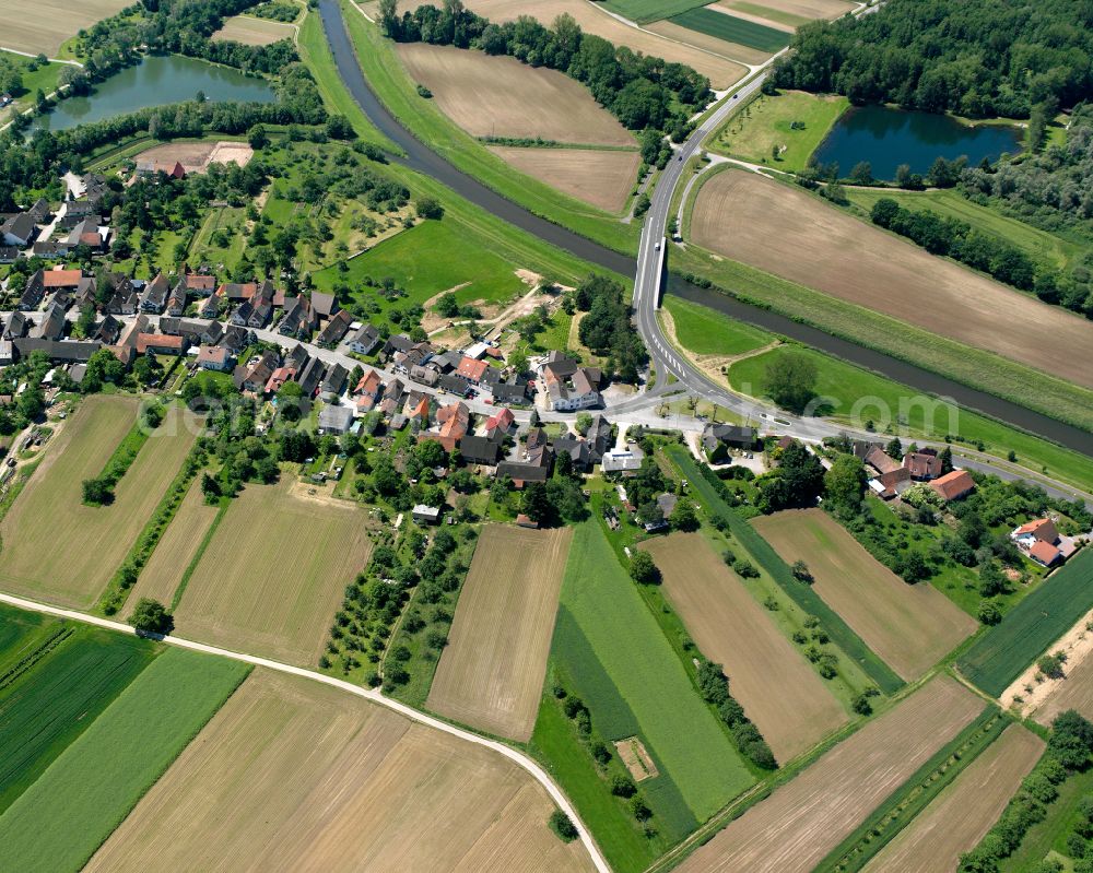 Memprechtshofen from the bird's eye view: Agricultural land and field boundaries surround the settlement area of the village in Memprechtshofen in the state Baden-Wuerttemberg, Germany