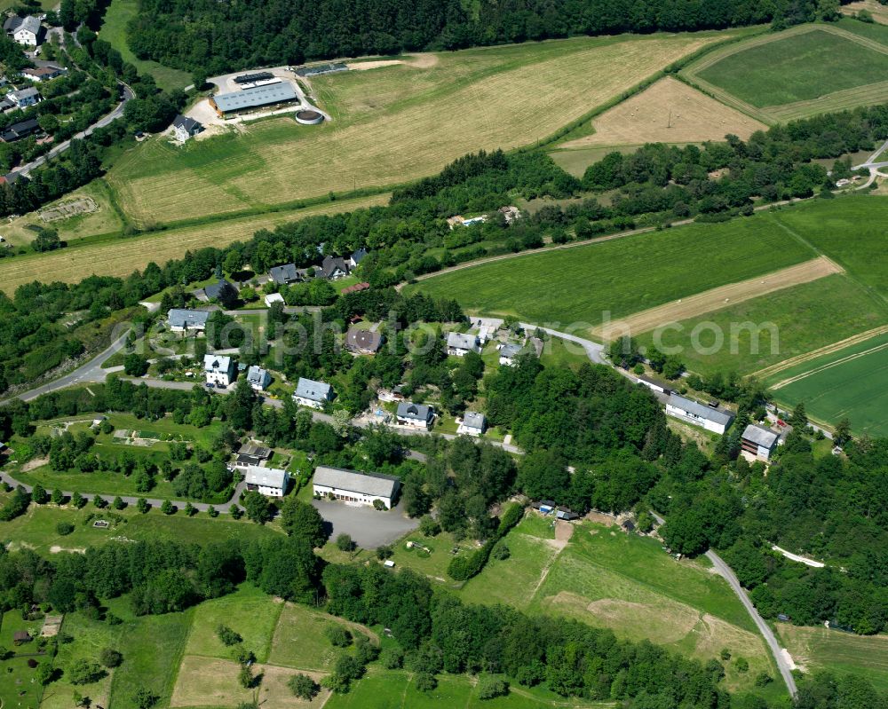 Aerial photograph Mengerschied - Agricultural land and field boundaries surround the settlement area of the village in Mengerschied in the state Rhineland-Palatinate, Germany