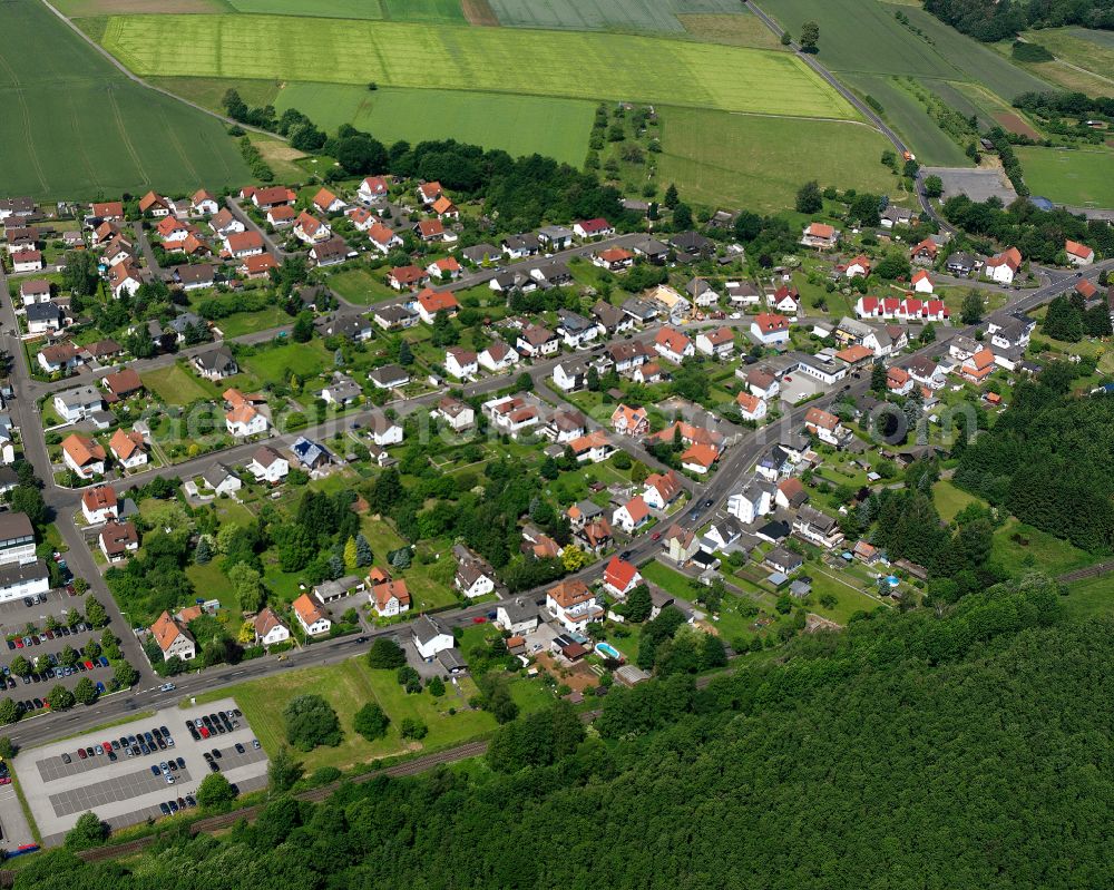 Aerial photograph Merlau - Agricultural land and field boundaries surround the settlement area of the village in Merlau in the state Hesse, Germany