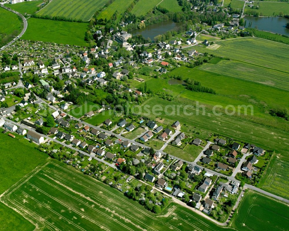 Aerial photograph Mühlau - Agricultural land and field boundaries surround the settlement area of the village in Mühlau in the state Saxony, Germany