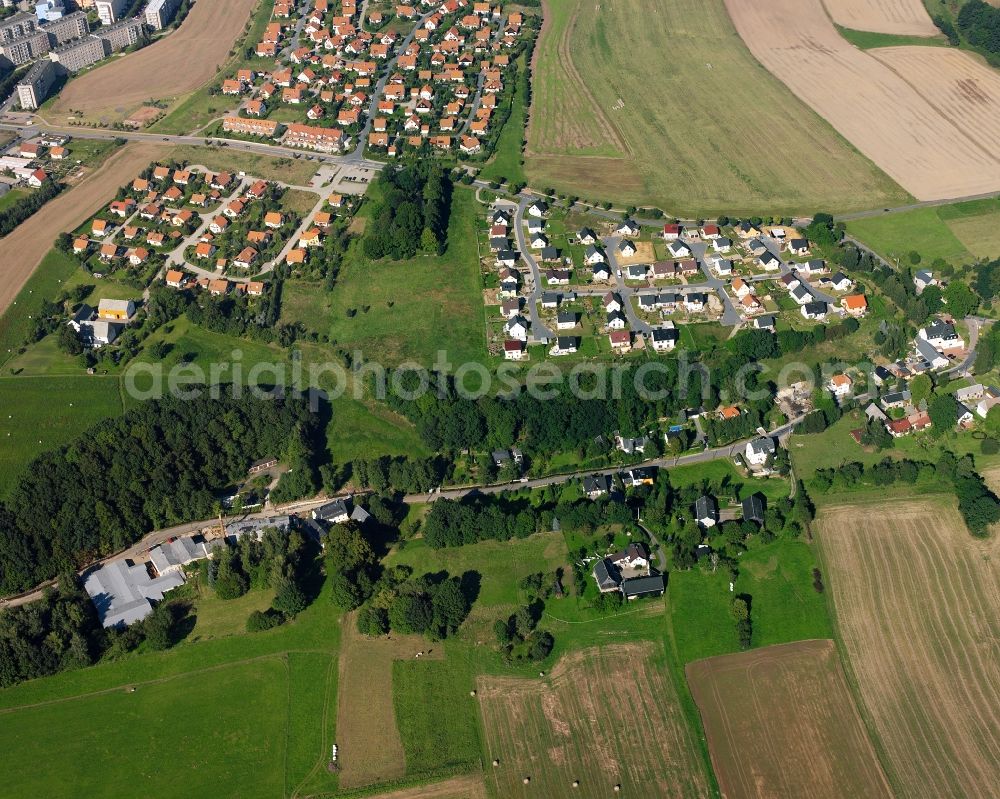 Aerial photograph Mühlbach - Agricultural land and field boundaries surround the settlement area of the village in Mühlbach in the state Saxony, Germany