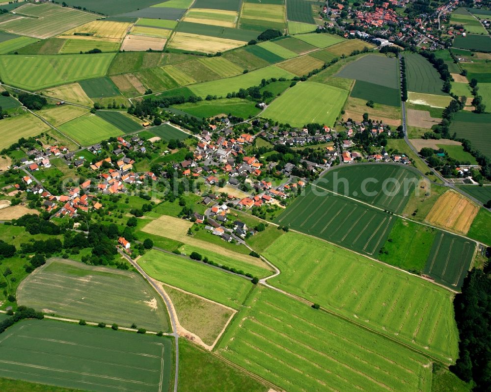 Aerial photograph Mielenhausen - Agricultural land and field boundaries surround the settlement area of the village in Mielenhausen in the state Lower Saxony, Germany