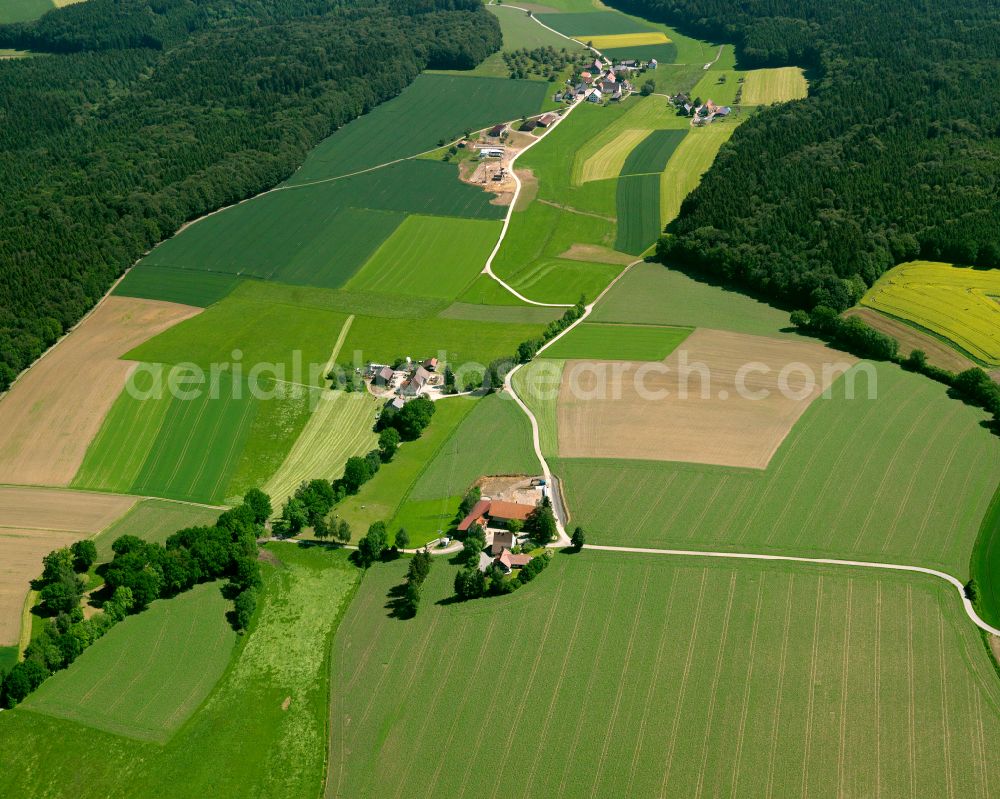 Aerial photograph Mittelschnaitbach - Agricultural land and field boundaries surround the settlement area of the village in Mittelschnaitbach in the state Baden-Wuerttemberg, Germany