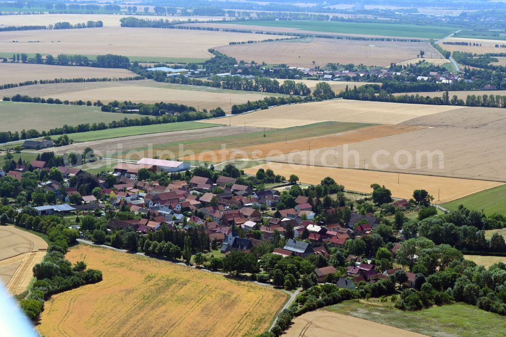 Mittelsömmern from the bird's eye view: Agricultural land and field boundaries surround the settlement area of the village in Mittelsoemmern in the state Thuringia, Germany