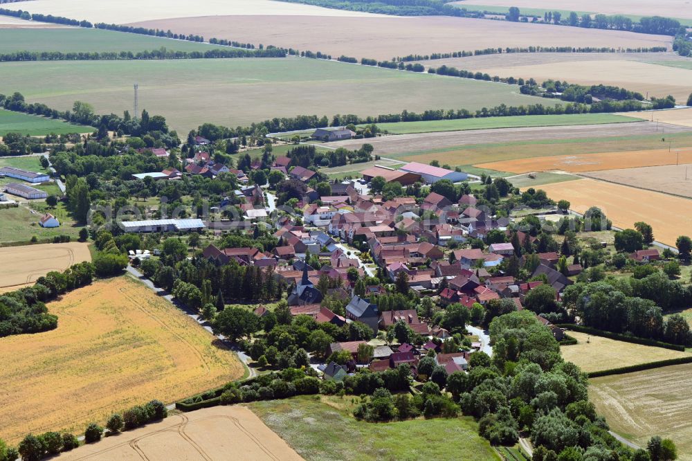 Aerial photograph Mittelsömmern - Agricultural land and field boundaries surround the settlement area of the village in Mittelsoemmern in the state Thuringia, Germany