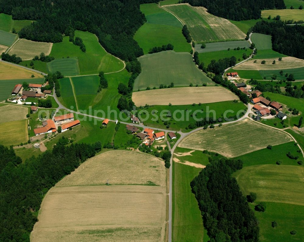 Aerial photograph Mitterwachsenberg - Agricultural land and field boundaries surround the settlement area of the village in Mitterwachsenberg in the state Bavaria, Germany