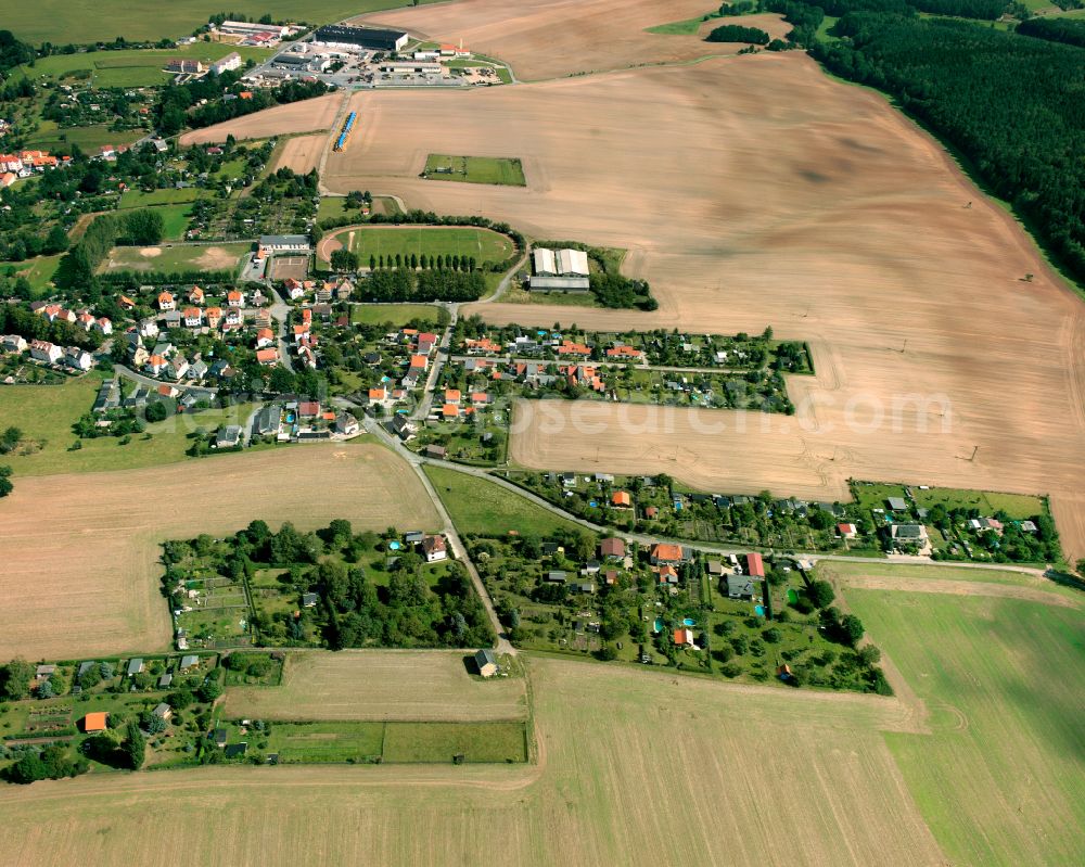 Münchenbernsdorf from the bird's eye view: Agricultural land and field boundaries surround the settlement area of the village in Münchenbernsdorf in the state Thuringia, Germany