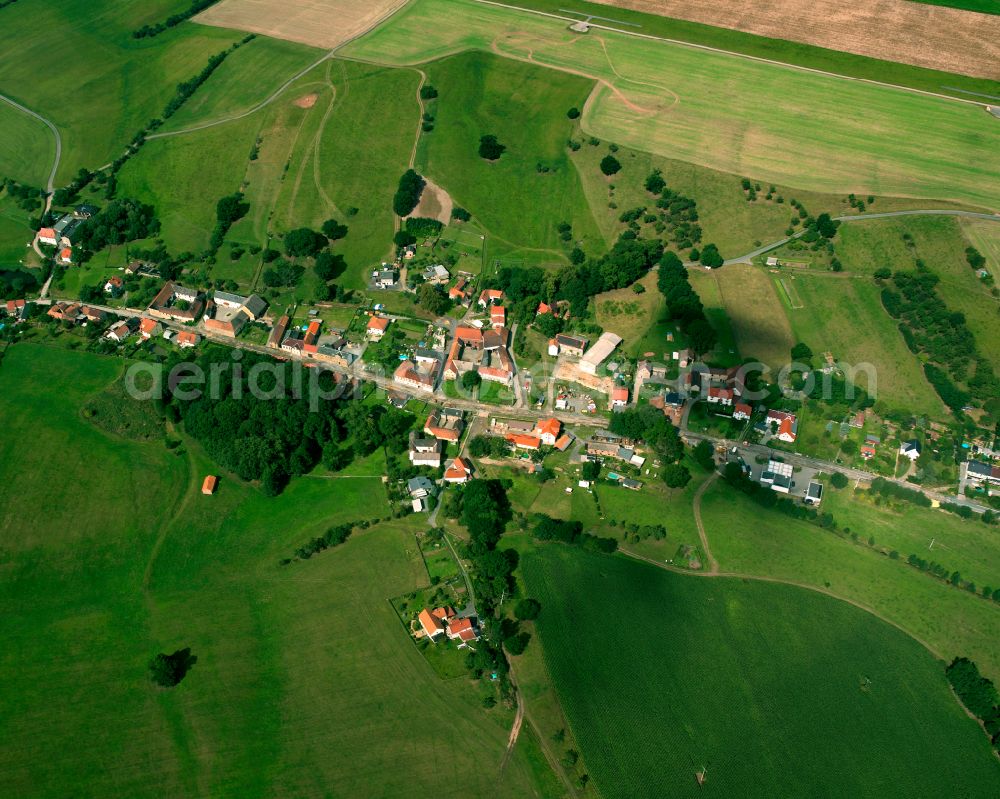 Aerial image Münchenbernsdorf - Agricultural land and field boundaries surround the settlement area of the village in Münchenbernsdorf in the state Thuringia, Germany