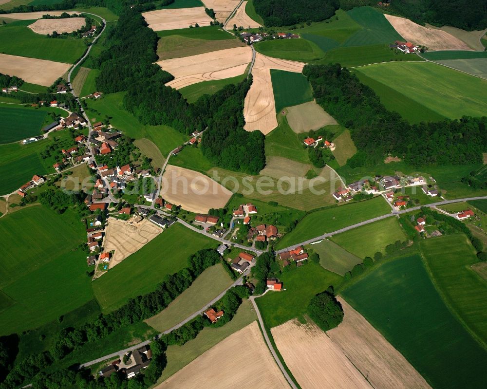 Aerial photograph Münchham - Agricultural land and field boundaries surround the settlement area of the village in Münchham in the state Bavaria, Germany