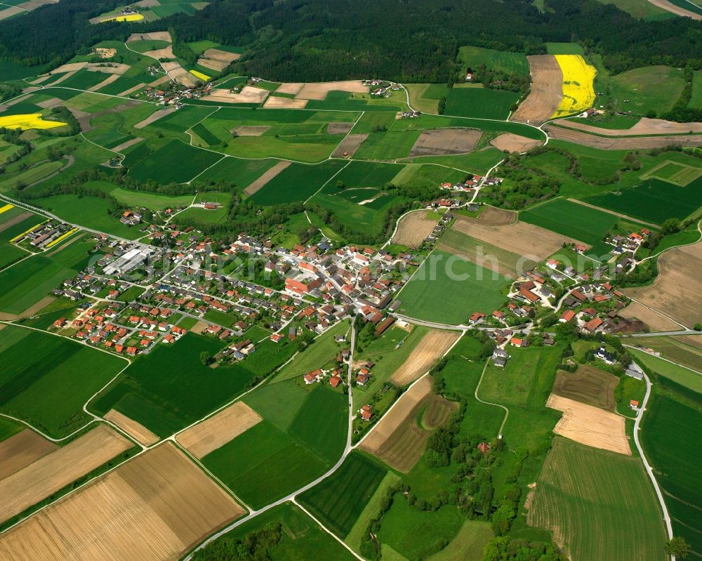 Aerial photograph Münchsdorf - Agricultural land and field boundaries surround the settlement area of the village in Münchsdorf in the state Bavaria, Germany