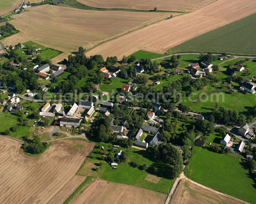 Aerial photograph Mobendorf - Agricultural land and field boundaries surround the settlement area of the village in Mobendorf in the state Saxony, Germany