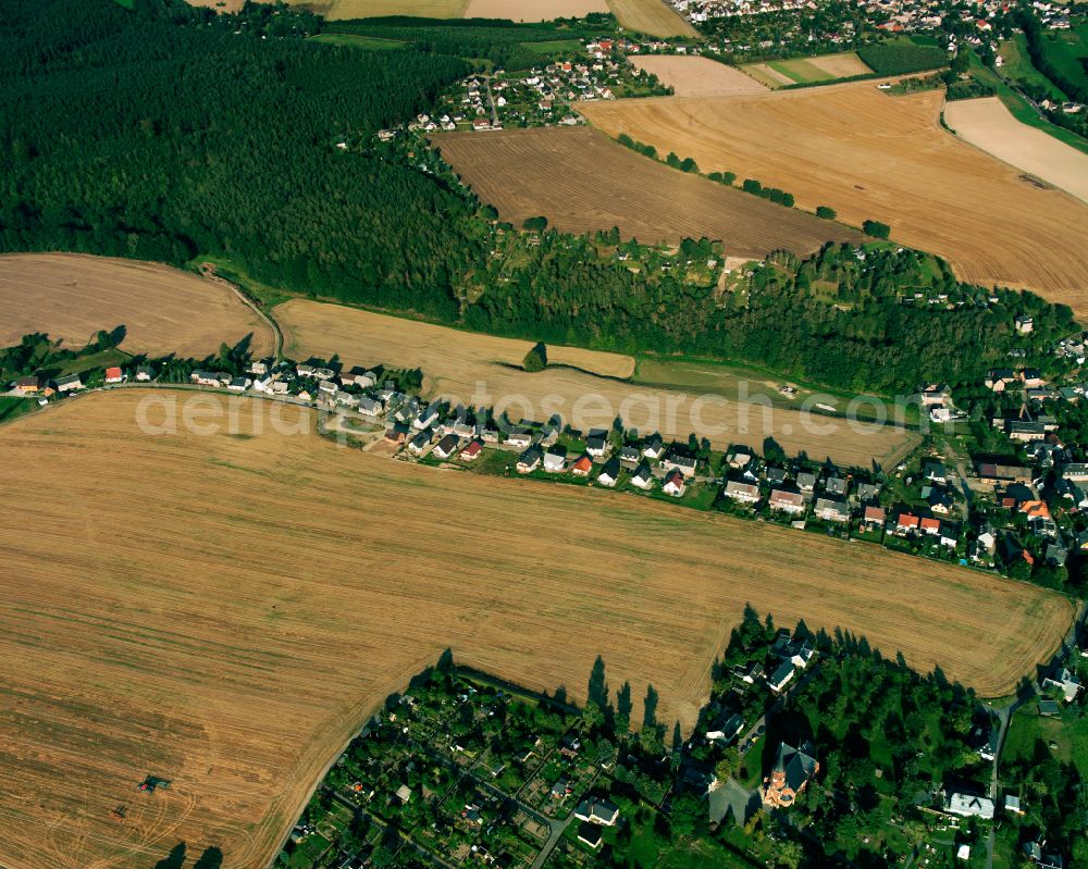 Mohlsdorf from the bird's eye view: Agricultural land and field boundaries surround the settlement area of the village in Mohlsdorf in the state Thuringia, Germany