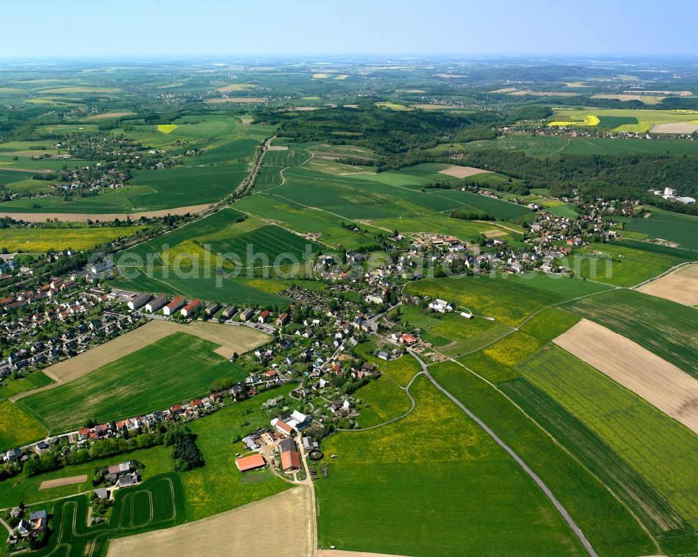 Aerial photograph Mohsdorf - Agricultural land and field boundaries surround the settlement area of the village in Mohsdorf in the state Saxony, Germany