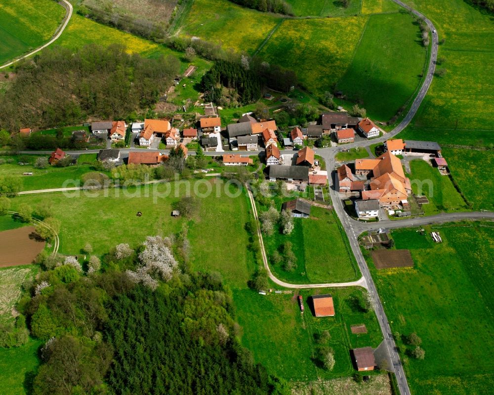 Aerial photograph Müsenbach - Agricultural land and field boundaries surround the settlement area of the village in Müsenbach in the state Hesse, Germany