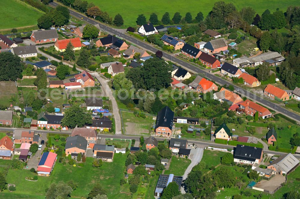 Neu Brenz from the bird's eye view: Agricultural land and field boundaries surround the settlement area of the village in Neu Brenz in the state Mecklenburg - Western Pomerania, Germany