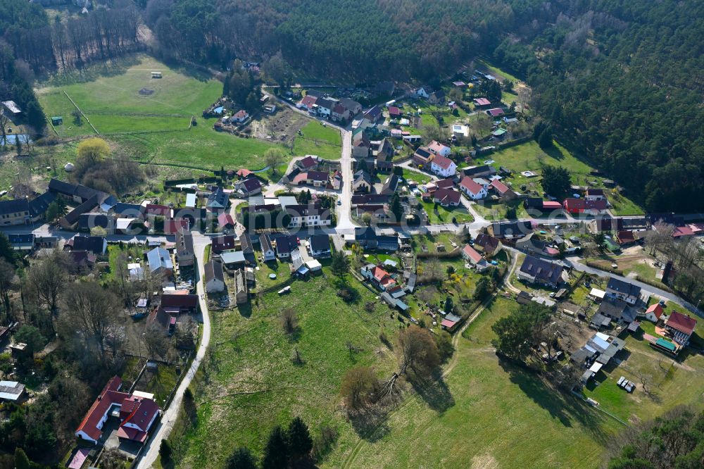 Aerial photograph Neuehütten - Agricultural land and field boundaries surround the settlement area of the village in Neuehütten in the state Brandenburg, Germany