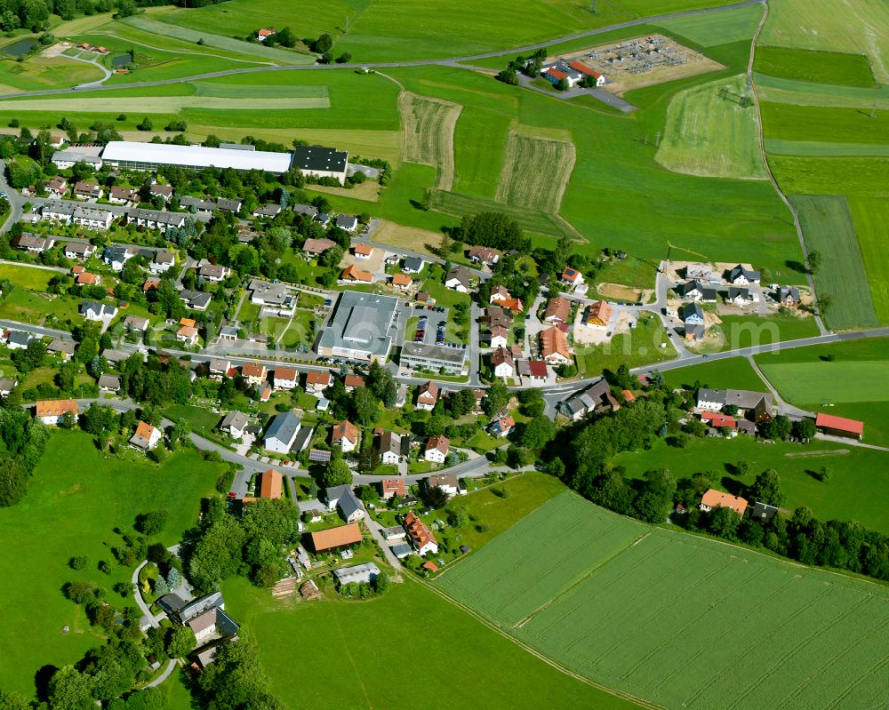 Aerial photograph Neuenreuth - Agricultural land and field boundaries surround the settlement area of the village in Neuenreuth in the state Bavaria, Germany